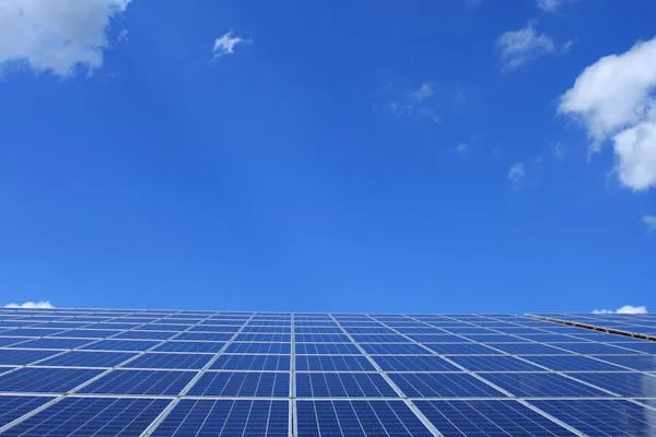 Zonnepanelen op een dak — terugleveren aan het net